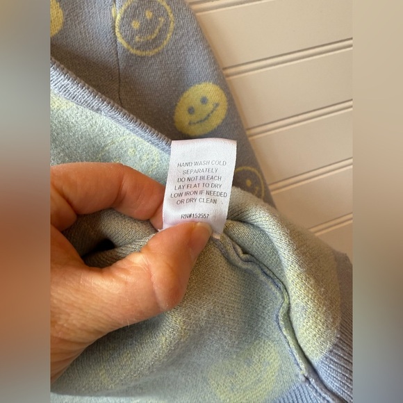 Bailey Rose cropped preppy smiley face sweater. Juniors size large. - Picture 10 of 10